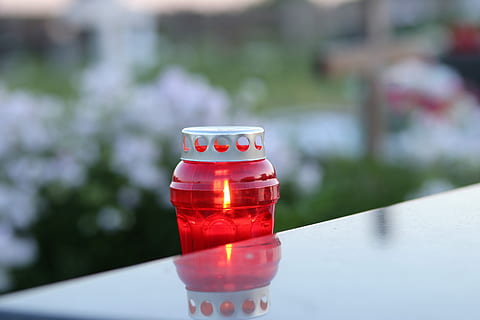 candela, fiamma, riflessione, sera, decorazione, pietra sepolcrale, in memoriam, concentrarsi sulle conoscenze acquisite, nessuno, avvicinamento, all'aperto, rosso, tavolo, illuminato, fuoco, giorno, messa a fuoco selettiva, ardente, natura, bere, attrezzatura per l'illuminazione, cibo e bevande, fuoco - fenomeno naturale, architettura, luce del tè, bicchiere, Festival, 5K, CC0, dominio pubblico, privo di copyright