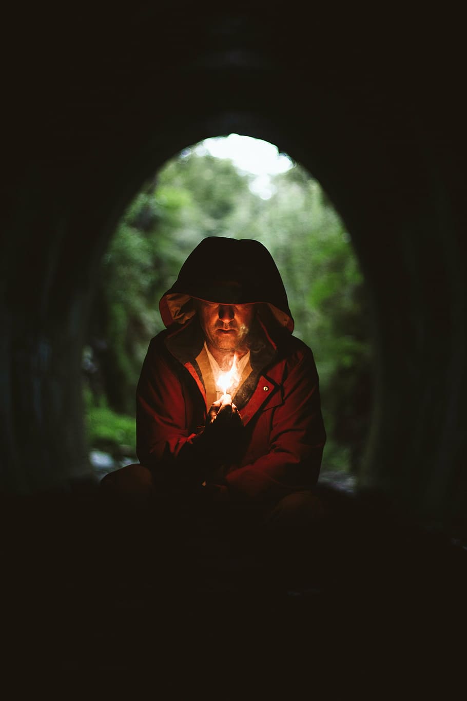 selektiv, fokus fotografering, mand, iført, Brun, frakke, bedrift, tændstik, ild, flamme, varme, lys, uhyggelig, mørk, voksen, mysterium, nat, kun voksne, mennesker, en person, kun en mand, indendørs, rigtige mennesker, herrer, brænding, forfra, tøj, livsstil, moden voksen, bue, hanner, portræt, fritidsaktivitet, brand - naturligt fænomen, arkitektur, modne mænd, 4K