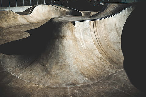 rampe vide, vide, skatepark, les pentes, personne, journée, architecture, à l'intérieur, modèle, la nature, fermer, solide, Roche, structure construite, rampe de sport, lumière du soleil, rock - objet, marron, texturé, Destinations de voyage, Voyage, béton, foncé, 4K, CC0, domaine public, libre de droits