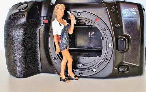 càmera, konica, minolta, càmera antiga, càmera de fotos, fotografia, analògic, càmera analògica, 500si, pel·lícula, vell, defecte, reparació, mirall, configuració del mirall, figura, dones, adult, una persona, moda, automòbil, manera de transport, a l'interior, dones joves, cotxe, transport, adult jove, tecnologia, estils de vida, longitud completa, roba, bossa, persones reals, femelles, de peu, dona guapa, luxe, 2K, CC0, domini públic, lliure de regalies