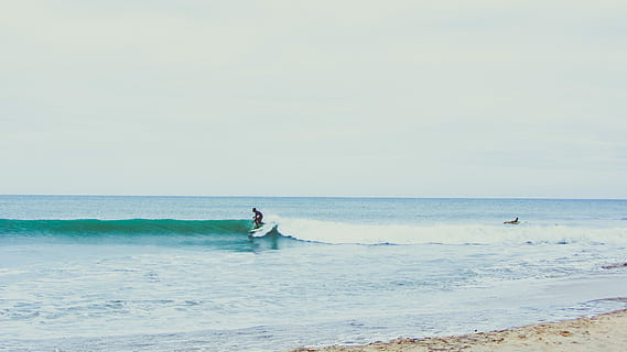 Person, Reiten, Weiß, Surfbrett, Strand, Meer, Natur, Welle, Wasser, draußen, Sommer-, Sand, Küste, Blau, Urlaube, Horizont über Wasser, szenen, Horizont, Himmel, Land, Szenen - Natur, Schönheit in der Natur, Bewegung, echte Menschen, Sport, Männer, Freizeitbeschäftigung, Tag, Lebensstile, Surfen, 4K, CC0, gemeinfrei, lizenzfrei