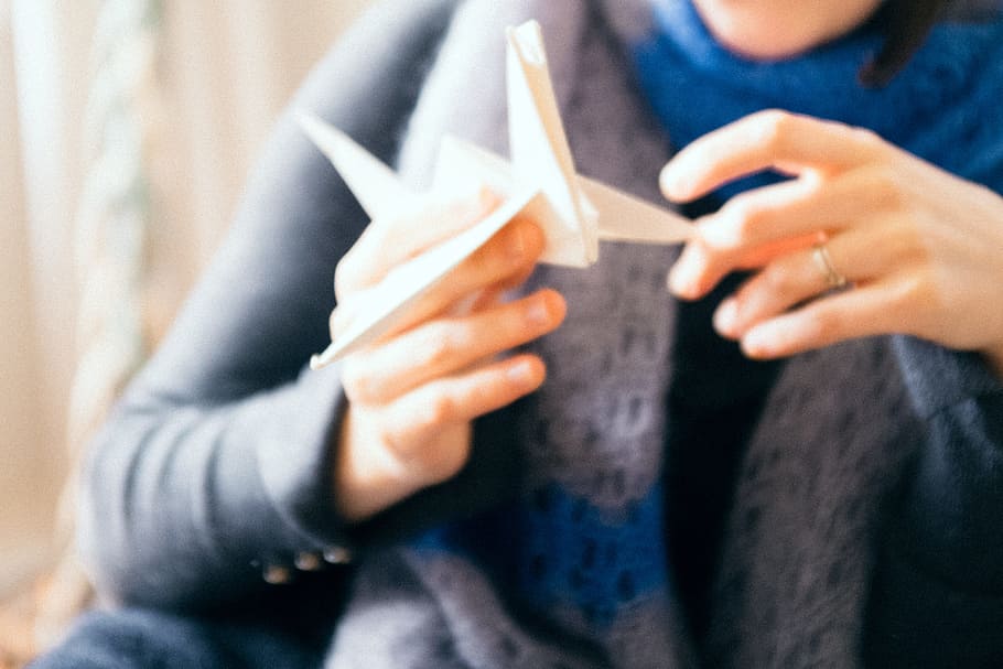 aus d’origami, mans, origami, ocell, resum, estil de vida, objectes, gent, dones, estils de vida, una persona, mà humana, femelles, celebració, ètnia caucàsica, a l'interior, adult, primer pla, adult jove, interior de casa, roba casual, relaxació, només adults, secció mitjana, beure, refresc, persones reals, menjar i beguda, vista frontal, activitat d'oci, comunicació, centrar-se en primer pla, vidre, 4K