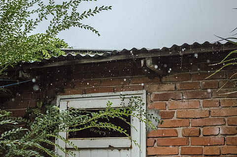 regn, hælde, mursten hus, grøn, bladplanter, ved siden af, Brun, beton, hus, regnfuld, dag, Foto, dagtimerne, bygning udvendig, gammel, arkitektur, murbygningsfunktion, udendørs, ingen mennesker, bygget struktur, tag, plante, træ, natur, vækst, bygning, grøn farve, væg, boligområde, vindue, murstens væg, mursten, sner, regndråbe, tagsten, 5K, CC0, offentligt domæne, royaltyfrie