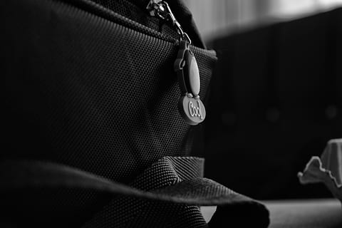 Borsa, cerniera, cinghia, sfocatura, mano, concentrarsi sulle conoscenze acquisite, mano umana, una persona, capi di abbigliamento, avvicinamento, in casa, parte del corpo umano, Sezione centrale, adulto, uomini, attività commerciale, camicia button down, completo da uomo, uomo d'affari, messa a fuoco selettiva, Business aziendale, ben vestito, lavoro di squadra, 5K, CC0, dominio pubblico, privo di copyright