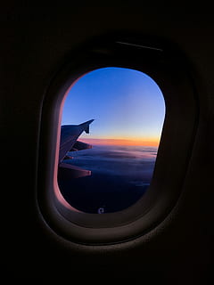 Kopf, Wolken, grau, Flugzeugflügel, Flugzeugfenster, Fenster, Ebene, Fernweh, Wolke, Flug, Flugzeug, Luftfahrzeug, Transportmittel, Transport, Reise, fliegend, Fahrzeuginnenraum, Himmel, Sonnenuntergang, keine Leute, Natur, wolke - himmel, in der Luft, Glas - Material, draußen, Luftaufnahme, suchen, Privatflugzeug, 4K, CC0, gemeinfrei, lizenzfrei