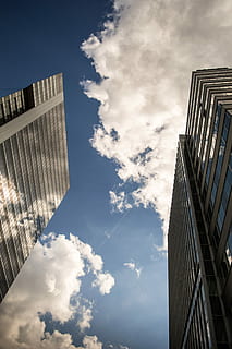 Wolke, Gebäude, minimalistisch, Minimum, blauer Himmel, Blau, Reflexion, Bukarest, Wolkenkratzer, wolke - himmel, Himmel, Stadt, die Architektur, modern, Gebäudehülle, gebaute Struktur, Flachwinkelansicht, Bürogebäude außen, Natur, große Höhe, Büro, keine Leute, draußen, Turm, Tag, Sonnenlicht, direkt darunter, Finanzviertel, 5K, CC0, gemeinfrei, lizenzfrei