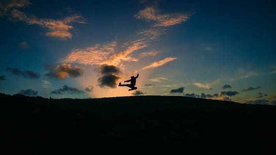 silueta, persona, volant, puntada, turó, saltar, mid, aire, posta de sol, sortida del sol, taronja, núvol, cel, una persona, a l'aire, núvol - cel, vitalitat, naturalesa, longitud completa, braç humà, membre, activitat d'oci, moviment, esport, vista d’angle baix, adult, bellesa a la natura, terra, extremitat humana, braços aixecats, emoció, 5K, CC0, domini públic, lliure de regalies