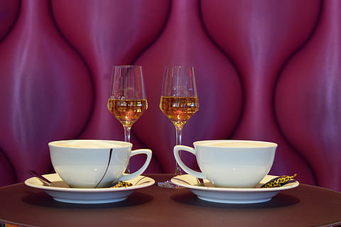 kop, drikke, tee, bordservice, bord, kaffe, porcelæn, luksus, baggrund, elegant, hed, grappa, cappuccino, hyggelig, adelig, lilla, violet, pause, lempelse, hvile, mad og drikke, forfriskning, glas, vin, alkohol, indendørs, fest, mad, underkop, tæt på, ingen mennesker, stilleben, varm drikke, restaurant, krus, drikkeglas, te kop, 5K, CC0, offentligt domæne, royaltyfrie