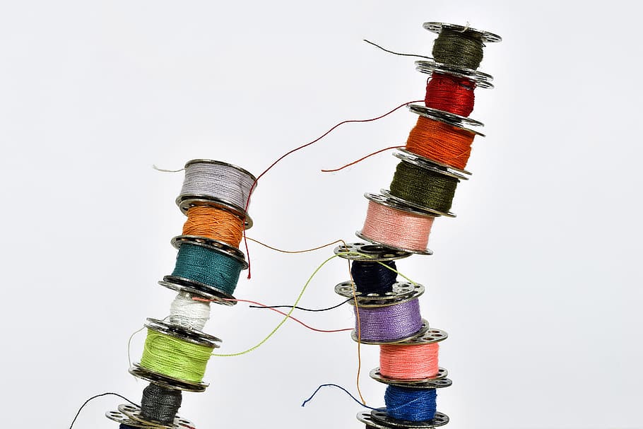 lot de fils de colors variats, fil, cosir, fil de cosir, bobina de fil, tancar, accessoris de costura, enrotllat, paper, bobina, creatiu, schneider, mà d'obra, artesania, color, macro, fons, apilament de focus, resum, full, colorit, tir de l'estudi, fons blanc, a l'interior, cable, cap gent, connexió, art i artesania, metall, grup d'objectes, vermell, tecnologia, multicolor, primer pla, electricitat, tallar, gris, habilitat, creativitat, tres objectes, accessori personal, component elèctric, 4K