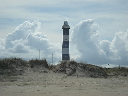 phare, solitude, plage, nuage, nuage de plage, ciel, journée, nuage - ciel, orientation, architecture, la tour, structure construite, direction, extérieur du bâtiment, Sécurité, bâtiment, terre, la nature, protection, personne, le sable, en plein air, vent, enterré, 1080P, CC0, domaine public, libre de droits