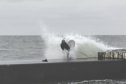cuerpo, agua, salpicaduras, persona, participación, tabla de surf, escala de grises, fotografía, muelle, Oceano, olas, ola, chapoteo, tablista, mar, movimiento, poder en la naturaleza, fuerza, golpear, rotura, choque, riesgo, naturaleza, gente real, una persona, día, estilos de vida, poder, belleza en la naturaleza, al aire libre, actividad de ocio, cielo, hombres, horizonte sobre el agua, 1080P, CC0, dominio público, libre de derechos