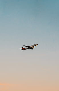 compagnia aerea bianca, grigio, rosso, aereo, cielo, minimo, volo, decollare, volante, veicolo aereo, modo di trasporto, mezzi di trasporto, mezz'aria, Inquadratura dal basso, cielo sereno, natura, in movimento, movimento, viaggio, copia spazio, nessuno, blu, giorno, all'aperto, tramonto, 2K, CC0, dominio pubblico, privo di copyright