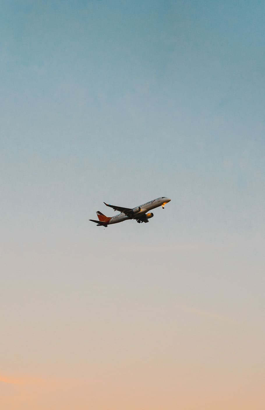 compagnia aerea bianca, grigio, rosso, aereo, cielo, minimo, volo, decollare, volante, veicolo aereo, modo di trasporto, mezzi di trasporto, mezz'aria, Inquadratura dal basso, cielo sereno, natura, in movimento, movimento, viaggio, copia spazio, nessuno, blu, giorno, all'aperto, tramonto, 2K