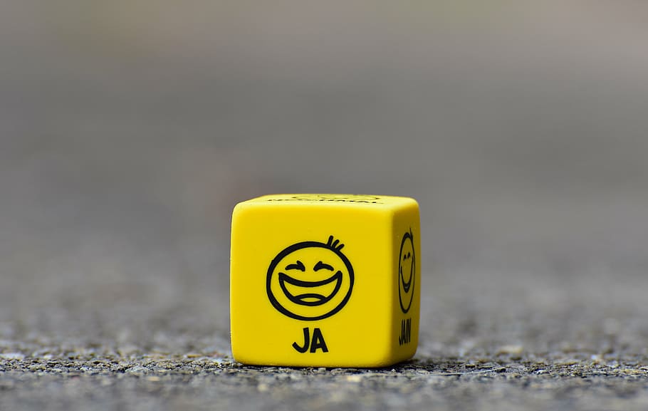 geel en dobbelstenen, smiley, Ja, kubus, grappig, gezichten, emoticon, humeur, smilies, gevoelens, emoties, emotie, glimlach, divers, geel, geen mensen, teken, detailopname, selectieve aandacht, enkel object, kopie ruimte, waarschuwingsbord, metaal, buitenshuis, tekst, communicatie, vertegenwoordiging, dag, pret, waarschuwingssymbool, getextureerde, studio opname, natuur, risico, oppervlakteniveau, 5K
