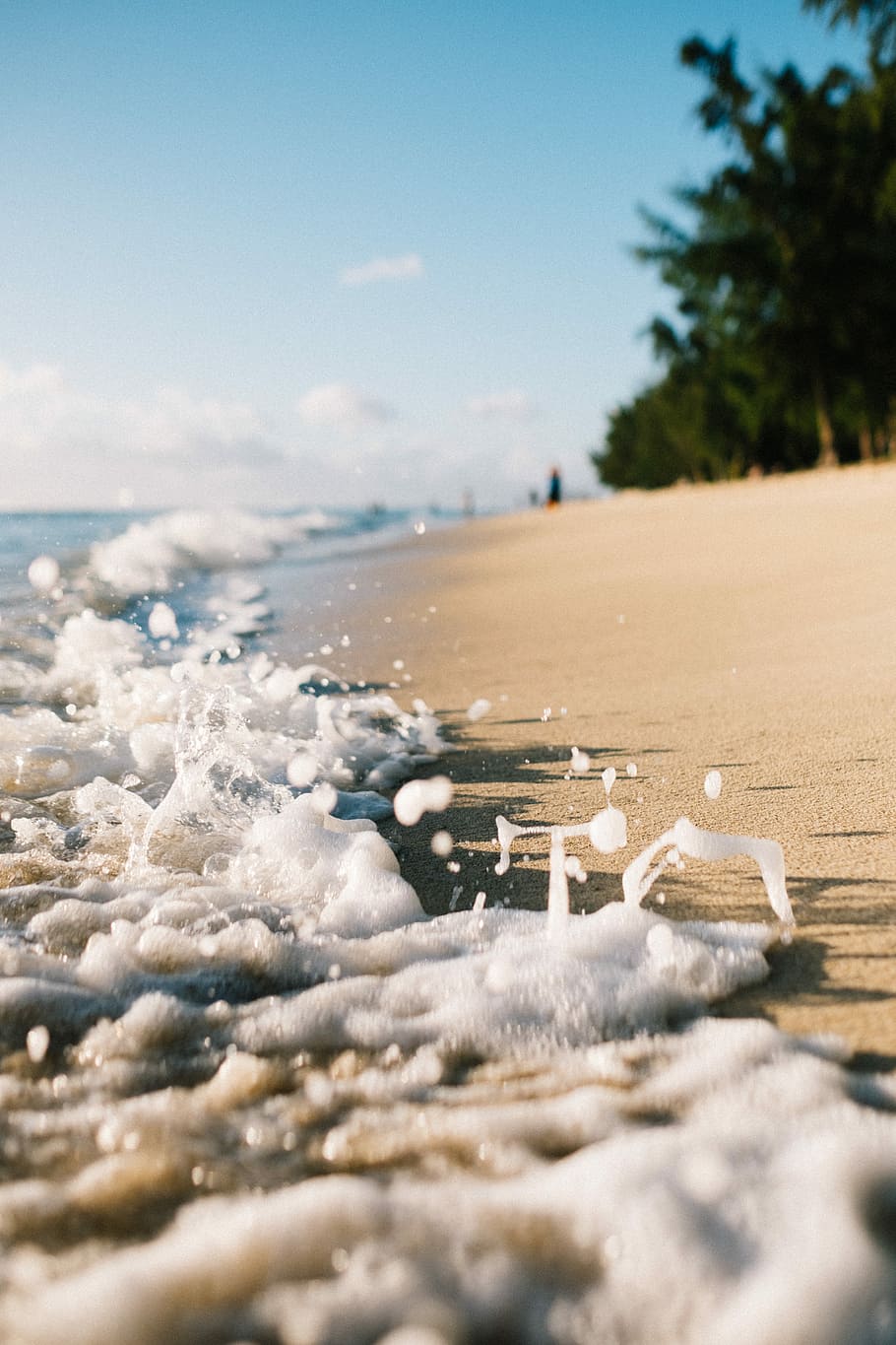 primer pla, foto, oceà, costat de la platja, platja, onades, mar, sorra, escuma, splash, arbres, viatjar, festa, bokeh, profunditat de camp, mauritiu, Palmera, paradís, aigua, terra, moviment, cel, naturalesa, onada, dia, esport aquàtic, surf, esport, bellesa a la natura, escenics - natura, enfocament selectiu, arbre, escena tranquil·la, horitzó sobre l’aigua, a l'aire lliure, nivell superficial, poder a la natura, 5K
