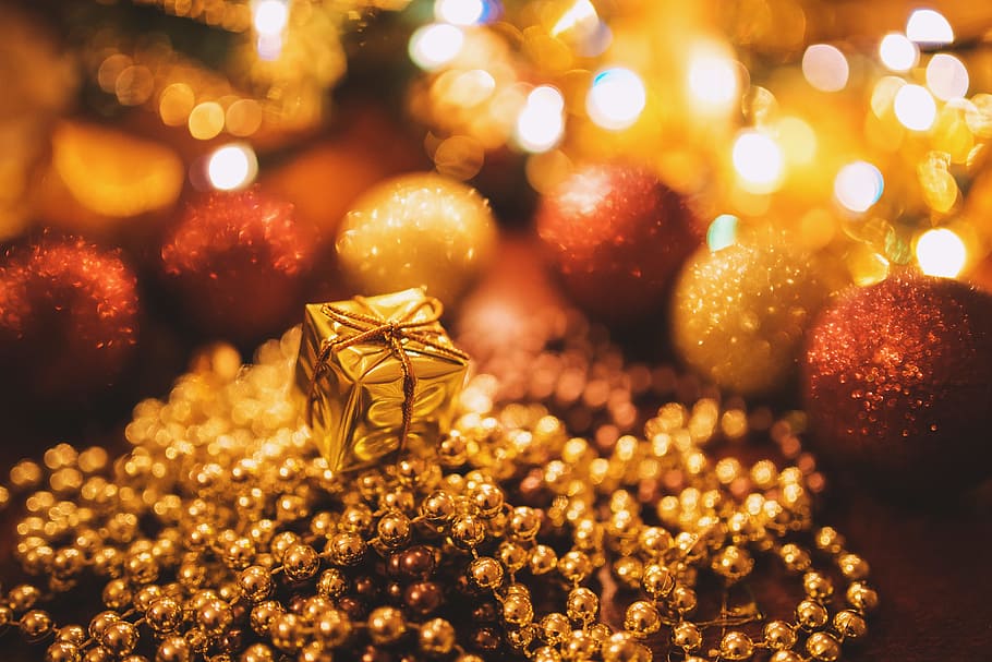 petit, regal de nadal d'or, resum, advent, pilota, borrós, bokeh, celebració, Nadal, primer pla, color, decoració, Vigília, regal, glisten, or, daurat, insubstancial, llums, alegre, any nou, present, brillant, fil, tradicional, hivern, il·luminat, decoració de Nadal, cap gent, color daurat, festa, llums de Nadal, adorn de Nadal, joieria, a l'interior, equips d’il·luminació, riquesa, nit, luxe, 4K