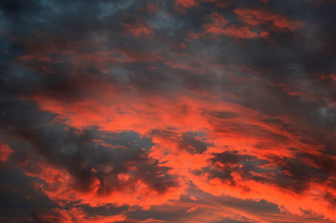 cel, núvols, vermell, taronja, posta de sol, brillar, núvol - cel, bellesa a la natura, cel dramàtic, cloudscape, escenics - natura, naturalesa, tranquil·litat, cap gent, fons, vespre, color taronja, por, núvol, escena tranquil·la, a l'aire lliure, idíl·lic, vista d’angle baix, fosc, vent, resum, meteorologia, fons abstractes, ominós, 2K, CC0, domini públic, lliure de regalies