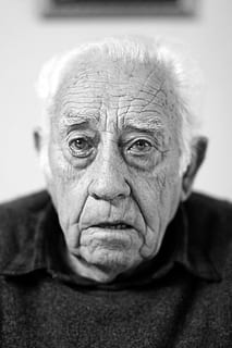 mann med genser, ansikt, portrett, eldre, gammel, rynker, senior voksen, svart og hvit, mennesker, rynkete, én person, menneskelig ansikt, voksen, ekte folk, ser på kameraet, senior menn, forfra, livsstil, kroppsdel, hanner, hodeskudd, innendørs, nærbilde, seriøs, menn, tanke, hvitt hår, 5K, CC0, offentlig domene, opphavsrett gratis