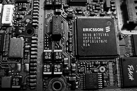 escala de grisos, foto, ericsson, 9630, b771781, ordinador, processador, circuit, electrònica, CPU, vell, blanc i negre, blanc, elèctric, negre, tecnologia, comunicació, telèfon, telèfon mòbil, xip d’ordinador, targeta de circuits, indústria electrònica, placa base, primer pla, equips informàtics, cap gent, part de l’ordinador, a l'interior, marc complet, complexitat, indústria, equipament, connexió, natura morta, fons, text, component elèctric, equipament elèctric, 2K, CC0, domini públic, lliure de regalies