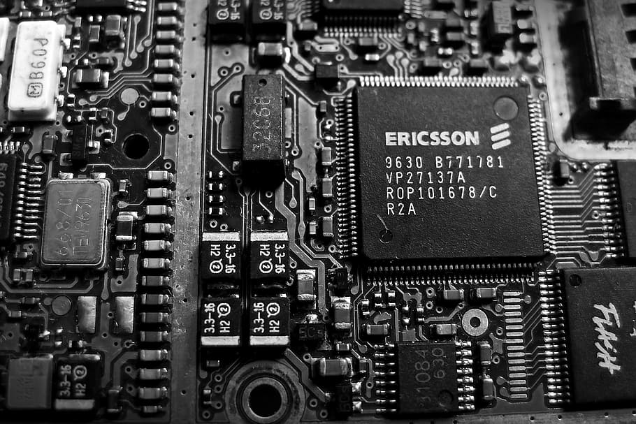 escala de grisos, foto, ericsson, 9630, b771781, ordinador, processador, circuit, electrònica, CPU, vell, blanc i negre, blanc, elèctric, negre, tecnologia, comunicació, telèfon, telèfon mòbil, xip d’ordinador, targeta de circuits, indústria electrònica, placa base, primer pla, equips informàtics, cap gent, part de l’ordinador, a l'interior, marc complet, complexitat, indústria, equipament, connexió, natura morta, fons, text, component elèctric, equipament elèctric, 2K