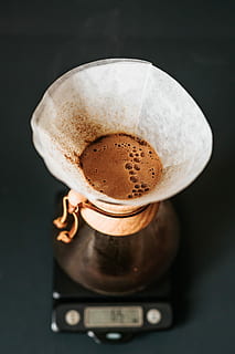 braun, Flüssigkeit, oben, Flasche, Weiß, Kaffeepapierfilter, Kaffee, Filter, chemex, Rahmen, wiegen, Essen und Trinken, drinnen, Kaffee trinken, Getränk, Studioaufnahme, Gerät, Nahansicht, keine Leute, Stillleben, Erfrischung, Maschinen, Kaffeemaschine, schaumiges Getränk, Lebensmittel, schwarzer Hintergrund, Espresso, Vorbereitung, High Angle View, Frische, 4K, CC0, gemeinfrei, lizenzfrei