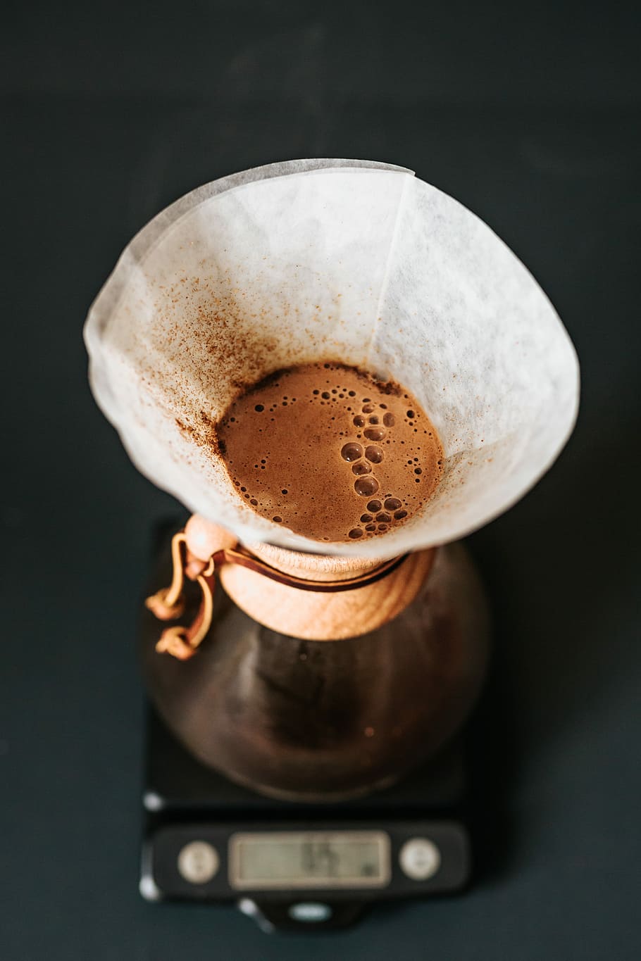 braun, Flüssigkeit, oben, Flasche, Weiß, Kaffeepapierfilter, Kaffee, Filter, chemex, Rahmen, wiegen, Essen und Trinken, drinnen, Kaffee trinken, Getränk, Studioaufnahme, Gerät, Nahansicht, keine Leute, Stillleben, Erfrischung, Maschinen, Kaffeemaschine, schaumiges Getränk, Lebensmittel, schwarzer Hintergrund, Espresso, Vorbereitung, High Angle View, Frische, 4K