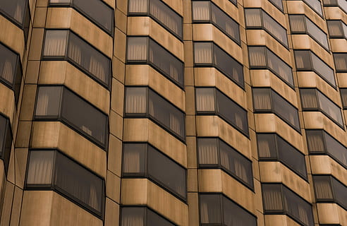 foto, Marrone, dipinto, grattacielo, costruzione, edificio in cemento marrone, finestra, modello, simmetria, architettura, fotogramma intero, sfondi, struttura costruita, esterno dell'edificio, nessuno, ripetizione, di fila, giorno, edificio per uffici esterno, città, all'aperto, design, moderno, caratteristica della parete, Inquadratura dal basso, ufficio, 4K, CC0, dominio pubblico, privo di copyright