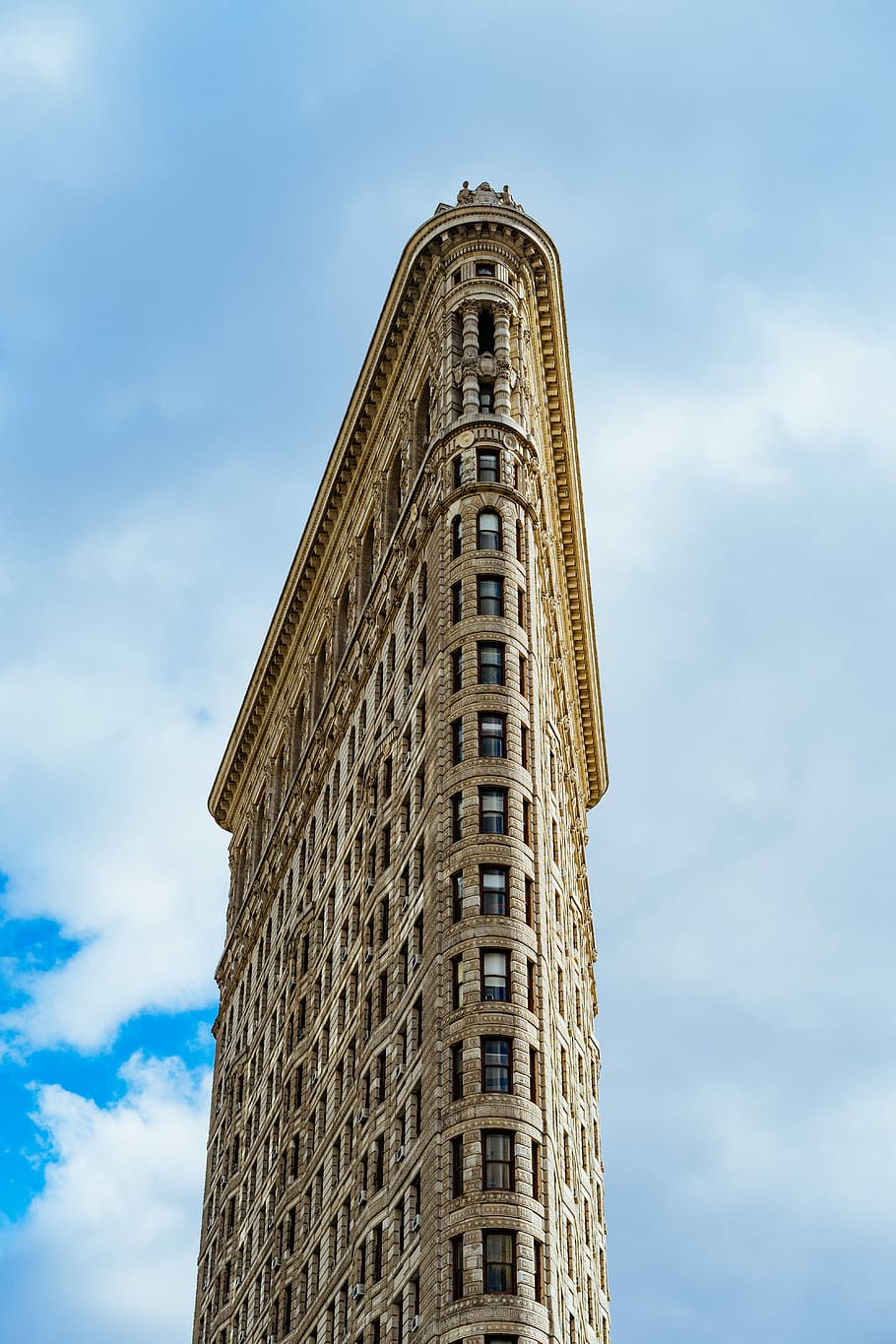 baix, fotografia d'angle, pis, construcció de ferro, arquitectònic, fotografia, nou, York, flatiron, edifici, arquitectura, referència, nyc, new york, gratacels, carrer, ciutat, nova York, finestra, buscant, torre, urbà, alt, mínim, vista d’angle baix, exterior de l'edifici, estructura construïda, cel, núvol - cel, alta - alta, naturalesa, cap gent, dia, a l'aire lliure, destinacions de viatge, exterior d’edifici d’oficines, turisme, oficina, apartament, 5K