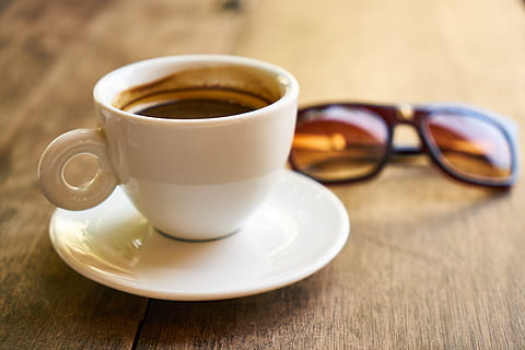 koffie, cafe, tafel, drank, kop, voedsel, koffiekop, cafeïne, foto, Goedemorgen, ochtend-, bruin, wekken, macro, hout, voeding, fotografie, voedsel foto, keuken-, ontbijt, espresso, achtergrond, restaurant, cappuccino, detailopname, drinken, brillen, zonnebril, vakantie, heet, zonnig, zomer, ontwerp, mode, artikel, koffie - drankje, eten en drinken, schotel, mok, bril, verfrissing, hout - materiaal, aardewerk, focus op de voorgrond, stilleven, warme drank, geen mensen, versheid, 5K, CC0, publiek domein, royaltyvrij