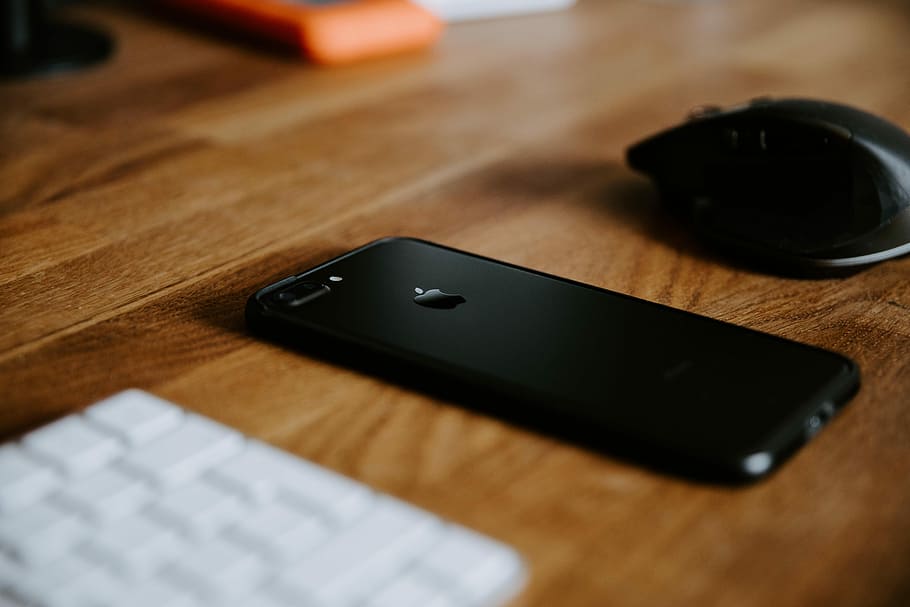 Černá, iphone 7, Plus, hnědý, dřevěný, stůl, bezdrátový, počítačová myš, iphone, chytrý telefon, jablko, detailní, bokeh, dřevo, tech, přístroj, technologie, klávesnice, telefon, lavice, macbook, mac, bezdrátové technologie, sdělení, spojení, dřevo - materiál, přenosné informační zařízení, uvnitř, mobilní telefon, nikdo, selektivní zaměření, nábytek, vysoký úhel pohledu, detail, zaměřit se na popředí, počítač, elektrické zařízení, 5K