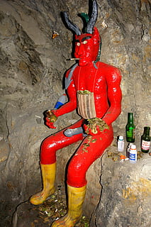 diable, cornut, ritual, miner, potosi, vermell, cap gent, representació humana, multicolor, funció de construcció de parets, representació, natura morta, pebrot picant, primer pla, dia, pebre, espècia, vista d’angle alt, a l'interior, Xile vermell, semblança masculina, metall, ampolla, vegetals, 4K, CC0, domini públic, lliure de regalies
