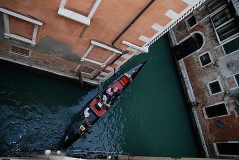 braun, hoch, Gebäude erheben, Hochhaus, Kanal, Venedig, Italien, die Architektur, Wasserfahrzeug, Wasser, städtische Szene, Europa, Transport, Gebäudehülle, gebaute Struktur, Fenster, Transportart, Transportmittel, High Angle View, Natur, Tag, Gondel - traditionelles Boot, Gruppe von Leuten, Reise, Ufergegend, Reiseziele, Männer, Brücke, 4K, CC0, gemeinfrei, lizenzfrei