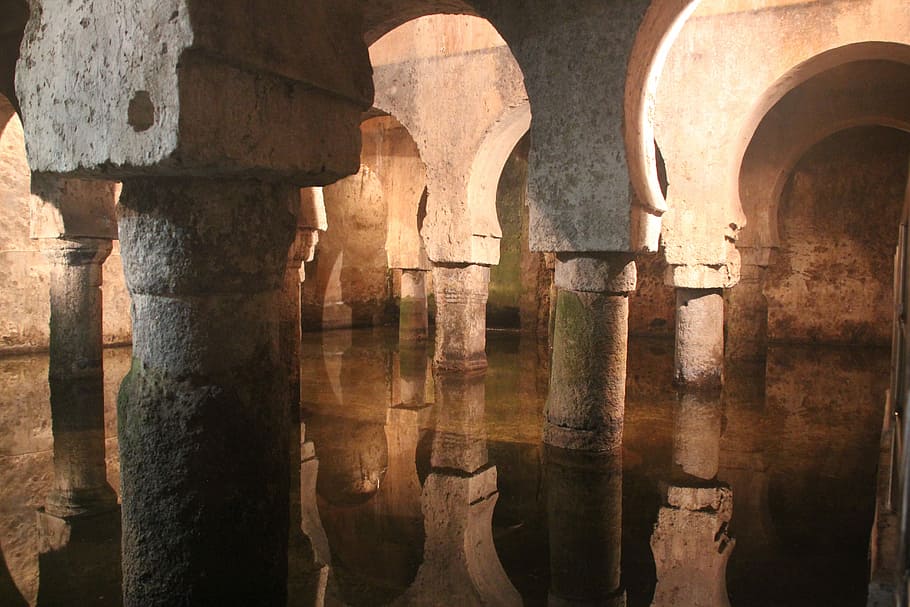cáceres, cisterna, aigua, reflexió, arc, arquitectura, columna arquitectònica, a l'interior, cap gent, estructura construïda, el passat, història, destinacions de viatge, dia, edifici, viatjar, turisme, vell, naturalesa, religió, columnata, civilització antiga, abadia, 5K