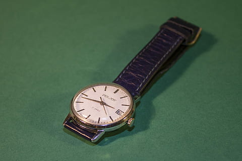 zegarek, analog, czas, zegar, zielony kolor, wewnątrz, żadnych ludzi, instrument czasu, numer, zegarek na rękę, precyzja, martwa natura, stół, pojedynczy obiekt, zbliżenie, studio strzał, wysoki kąt widzenia, kolorowe tło, skupić się na pierwszym planie, zielone tło, akcesoria osobiste, zegarek kieszonkowy, Wskazówka minutowa, 4K, CC0, domena publiczna, darmowe zdjęcia