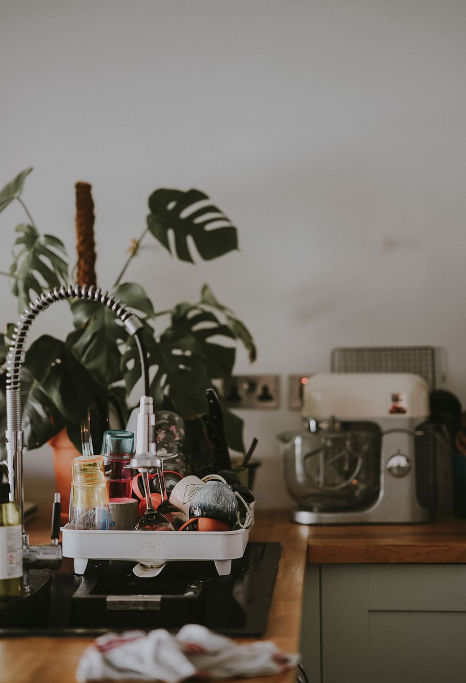 cuisine, évier, vaisselle, peu profond, photographie de mise au point, articles en verre, mélangeur sur socle, robinet, mixer, design d'intérieur, laver, Nourriture et boisson, boisson, à l'intérieur, table, aliments, meubles, modes de vie, rafraîchissement, équipement ménager, assiette, chambre domestique, Hommes, matériel d'éclairage, mise au point sélective, intérieur de la maison, la nature, illuminé, appareil, adulte, maison, verre, 5K