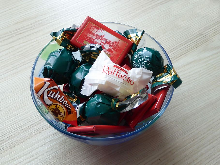 Süßigkeiten, bunt, Weihnachten, Schale, Schokolade, Angebot, keine Leute, drinnen, weißer Hintergrund, Nahansicht, Tag, Tabelle, Stillleben, Text, High Angle View, Essen und Trinken, westliche Schrift, Lebensmittel, Süßes Essen, Container, Variation, Wahl, Kommunikation, Schüssel, fertig für den Verzehr, mehrfarbig, Süss, Genuss, Versuchung, 4K