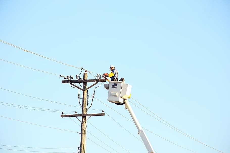 mężczyzna, na stojąco, wiadro, oprócz, szary, obecny, słupek, dzień, osoba, wewnątrz, boom obok, elektryczny, Elektryczność, pracownik, czereśnia, dźwig, niebo, zawód, pracujący, technologia, kabel, mężczyźni, zasilacz, nakrycia głowy, linia napięcia, niski kąt widzenia, pylon energii elektrycznej, naprawianie, połączenie, wytwarzanie paliwa i energii, kask, bezpieczeństwo, przemysł, uprząż bezpieczeństwa, na dworze, 5K