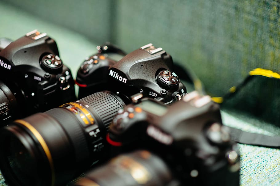 schwarz, nikon dslr kamera, Nahansicht, Fotografie, nikon dslr kameras, Kamera, Nikon, Linse, Technologie, Ausrüstung, Kamera - Fotoausrüstung, Fotografie-Themen, selektiver Fokus, keine Leute, drinnen, Objektiv - optisches Instrument, Stillleben, Waffe, Fotoausrüstung, Aktivität, High Angle View, Tag, Linse - Auge, Retro-Stil, Kommunikation, Metall, Sicherheit, Spiegelreflexkamera, Digitalkamera, 5K