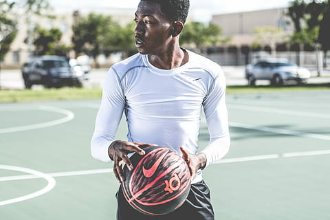 seletivo, fotografia de foco, pessoa, camiseta nike, segurando, Preto, basquetebol, foco seletivo, fotografia, nike, suéter, esporte, ao ar livre, homens, corrida, exercício, estilo de vida saudável, uma pessoa, atleta, roupas esportivas, pessoas, adulto, machos, treinamento esportivo, construção muscular, estilos de vida, adulto jovem, exercício de relaxamento, concorrência, açao, rua, esporte competitivo, um homem só, apenas homens, de pé, focar em primeiro plano, dia, roupa casual, desportista, atividade de lazer, basquete - esporte, vista frontal, homens jovens, luz solar, pessoas reais, Bola de basquete, 5K, CC0, domínio público, royalty free