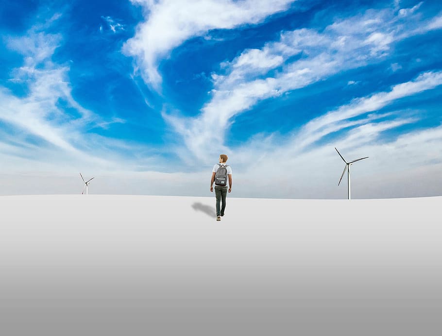 mand walking, mand, gå, tilbage, gå tilbage, mennesker, landskab, bred, vindmølle, himmel, skyer, miljø, turbine, vindkraft, miljøbeskyttelse, vedvarende energi, brændstof og elproduktion, alternativ energi, en person, sky - himmel, fuld længde, voksen, stående, natur, miljøspørgsmål, vejen frem, teknologi, forretningsmand, bæredygtige ressourcer, vind, digital komposit, 2K