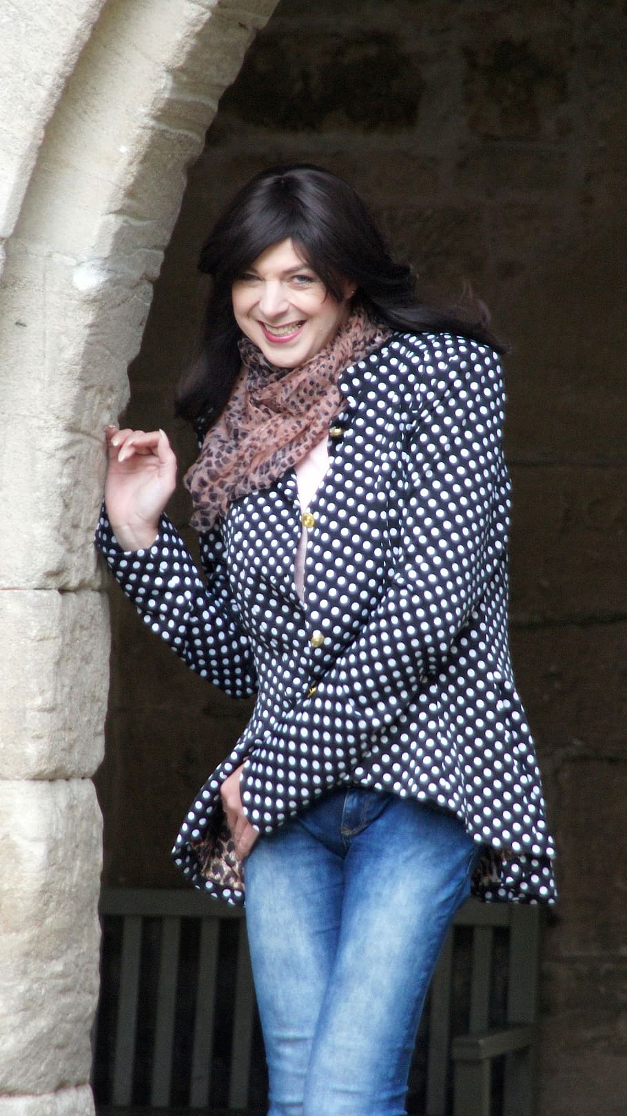 bonic, pose, naturalesa, model, dones joves, alegria de la vida, morena, maquillatge, llavis, llum, saludable, humà, talons alts, botins, rosa, texans, somrient, felicitat, roba casual, adult, només adults, alegre, una persona, tres quarts de longitud, emoció, estils de vida, persones reals, adult jove, vista frontal, activitat d'oci, somriure dentut, mirant la càmera, dents, assegut, arquitectura, dones, pentinat, dona guapa, bufanda, 4K