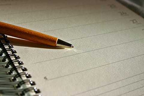 Brun, åbnet, side notesbog, kalender, ringbind, pen, indgang, forlade, foret, blok, skriveværktøj, kuli, årskalender, dato, forretning, privat, hukommelse, Gem på listen, Bemærk, registrering, dokument, papir, blyant, note pad, skrivning, uddannelse, indendørs, tæt på, ingen mennesker, dag, skriveinstrument, fyldepen, stilleben, kopiere plads, høj vinkel visning, studio skud, tekst, blæk, Kontorforsyning, selektiv fokusering, nib, 2K, CC0, offentligt domæne, royaltyfrie