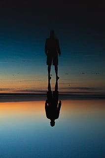 pantai, cermin, malam, refleksi, matahari terbenam, bayangan hitam, backlit, alam, orang-orang, langit, satu orang, penuh, orang sungguhan, air, kedudukan, keindahan di alam, gaya hidup, laut, kegiatan waktu luang, laki-laki, scenics - alam, tampilan belakang, 5K, CC0, domain publik, bebas royalti