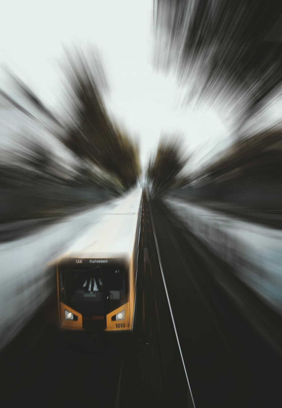 corsia di sorpasso, fotografia timelapse, giallo, treno di transito, treno, movimento, sfocatura, mossa, movimento sfocato, mezzi di trasporto, velocità, modo di trasporto, trasporto ferroviario, in movimento, ferrovia, lunga esposizione, traccia, trasporto pubblico, treno - veicolo, veicolo terrestre, auto, nessuno, viaggio, interno del veicolo, all'aperto, vetro - materiale, 4K