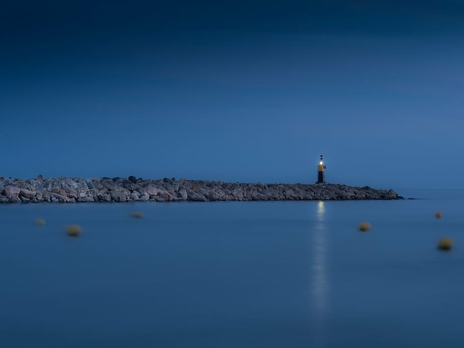 fotografia de paisatge, far, posta de sol, vespre, port, cabopino, marbella, malaga, espanya, cel, mar, llum de fons, andalusia, horitzó, energia, calma, serenitat, quietud, zen, pau, llum, línia de costa, rock - object, aigua, exterior de l'edifici, estructura construïda, torre, blau, orientació, arquitectura, cap gent, cel clar, naturalesa, edifici, escenics - natura, seguretat, direcció, davant del mar, protecció, a l'aire lliure, 4K