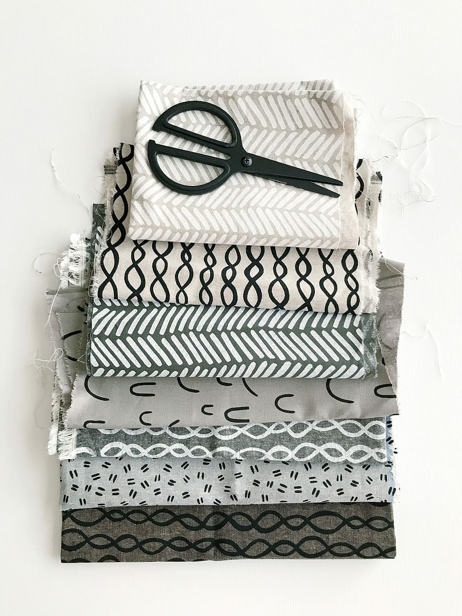 negre, tisores, superior, tèxtils, teixit, patró, pis pla, tèxtil, artesania, tisora, blanc, gris, blanc i negre, crear, artesà, elaboració, cobrellit, a l'interior, fons blanc, cap gent, natura morta, taula, Color blanc, tir de l'estudi, primer pla, art i artesania, vista d’angle alt, directament a sobre, Caixa, caixa-contenidor, tecnologia, creativitat, funció de construcció de parets, equipament, disseny, cinta: objectes de cosir, motiu floral, 4K