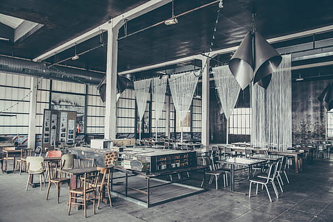 marron, en bois, chaises, noir, lampe à suspension, architecture, bâtiment, Infrastructure, structure, établissement, restaurant, table, chaise, absence, à l'intérieur, vide, lieu de travail, personne, structure construite, meubles, siège, affaires, journée, sol, industrie, le passé, plafond, l'histoire, toit, café, Nourriture et boisson, colonne architecturale, cafétéria, 5K, CC0, domaine public, libre de droits