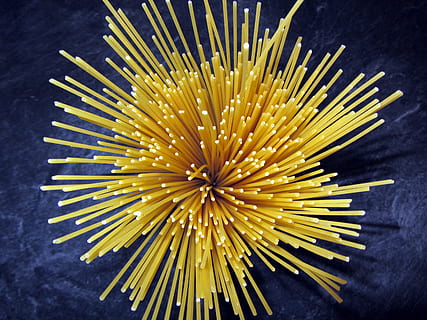 gelbe Nudeln, Gelb, Pasta, Spaghetti, Lebensmittel, keine Leute, Nahansicht, drinnen, Tag, große gruppe von gegenständen, direkt darüber, Stillleben, High Angle View, Zahnstocher, Tabelle, Anordnung, Fülle, Holz - Material, italienisches Essen, Streichholz, Wiederholung, Muster, Auftrag, Flamme, 2K, CC0, gemeinfrei, lizenzfrei