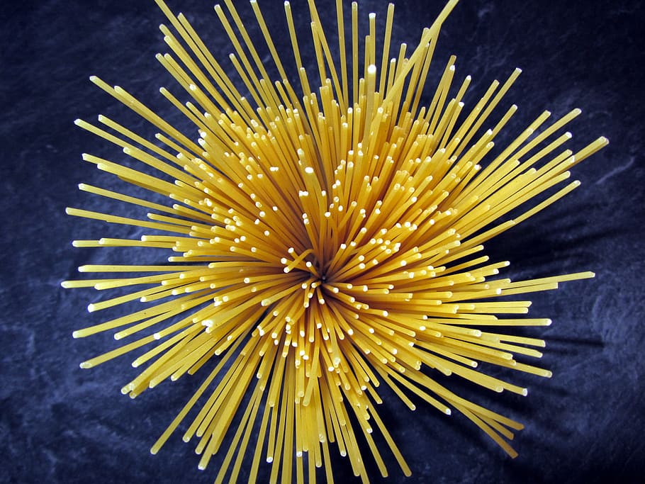 gelbe Nudeln, Gelb, Pasta, Spaghetti, Lebensmittel, keine Leute, Nahansicht, drinnen, Tag, große gruppe von gegenständen, direkt darüber, Stillleben, High Angle View, Zahnstocher, Tabelle, Anordnung, Fülle, Holz - Material, italienisches Essen, Streichholz, Wiederholung, Muster, Auftrag, Flamme, 2K