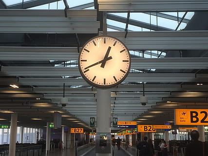 stasjon, klokke, stasjon, klokke, tid, urskive, minuttviseren, innendørs, timeviser, belyst, transport, togstasjon, arkitektur, bygget struktur, jernbane transport, lav vinkel visning, tidsinstrument, Nummer, offentlig transport, tak, transportmiddel, tilfeldige mennesker, kommunikasjon, by, reise, 2K, CC0, offentlig domene, opphavsrett gratis